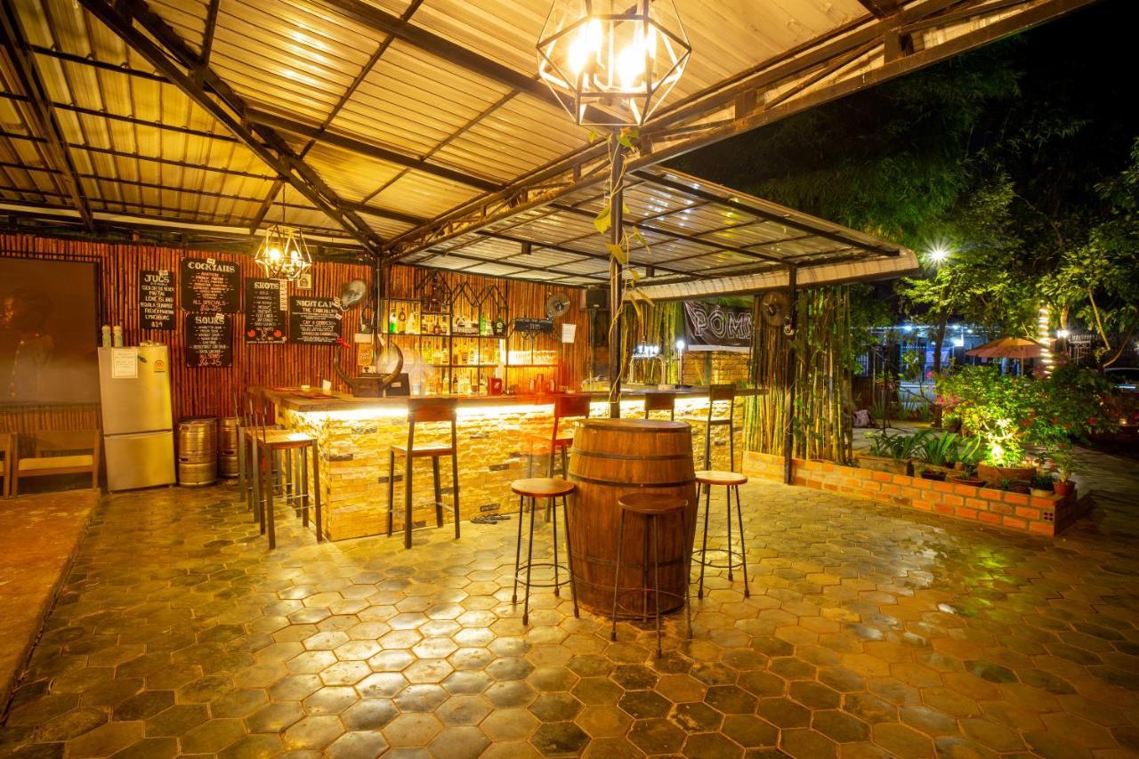 Pomme Brewhouse Hostel Siem Reap Esterno foto